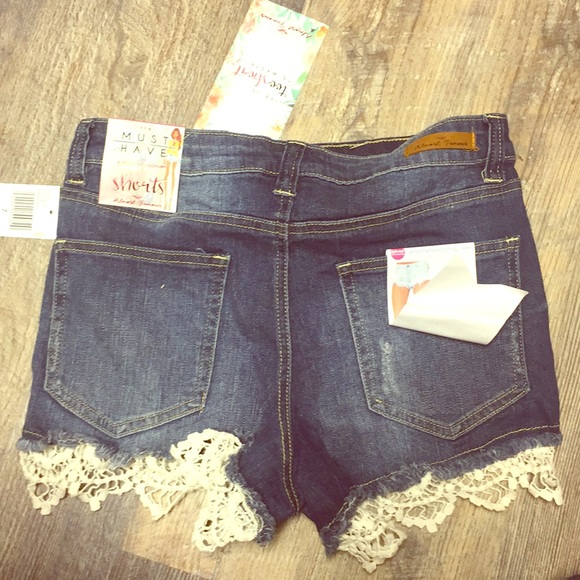 New Almost famous high rise lace distresse… - Picture 2 of 9